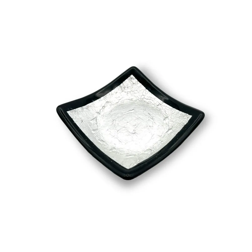 Untertasse mit schwarzem Rand und silbernem Blatt