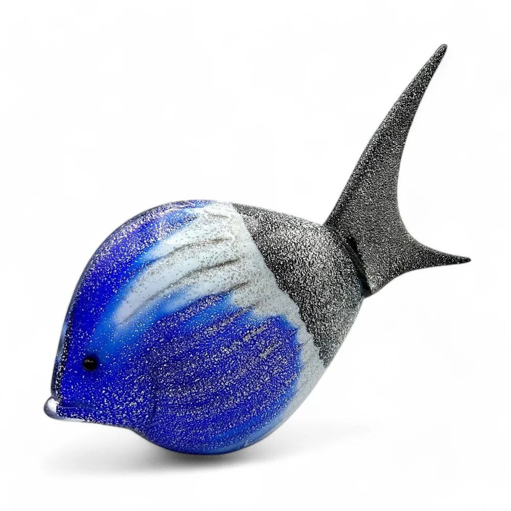 DORY – Blau-schwarz-weißer tropischer Fisch in Silberpulver
