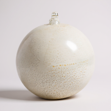 SILENA, handgefertigte Weihnachtskugel in Milchweiß und Gold | Murano Store